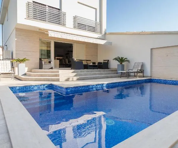 Villa Ema With Heated Saltwater Pool, Sauna And Private Gym - By Ta Leut Agency