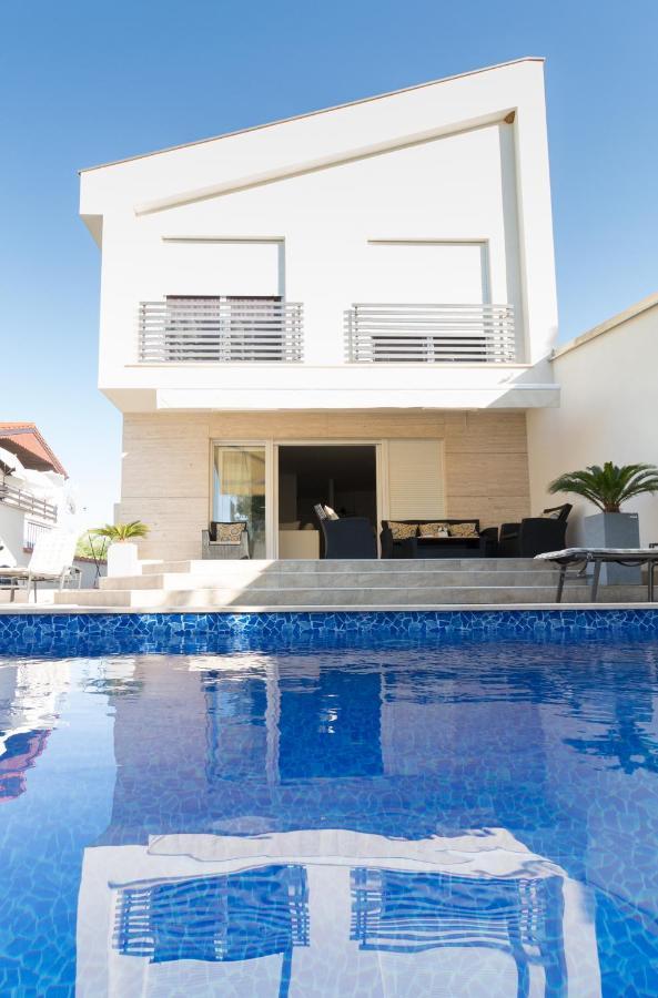 Ema With Heated Saltwater Pool, Sauna And Private Gym - By Ta Leut Agency *
